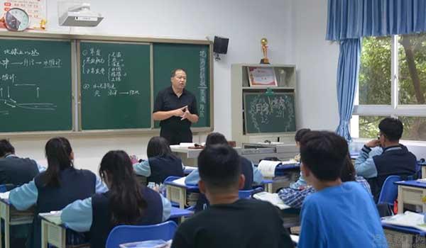 成都美视国际学校 ：高三返校日，成都美视国际学校清秋日朗少年归