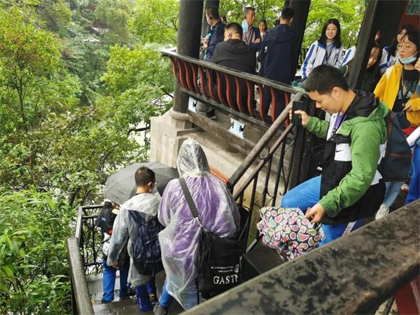 成都七中万达学校国际部户外活动日：秋景引闲步，山游不知疲