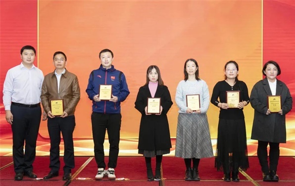 热烈祝贺北京市芳草外国语学校路雪霞老师获得“第四届京城榜样教师”荣誉称号