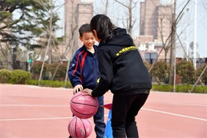 最美校园：在青岛威德明特双语学校，与春日相遇！