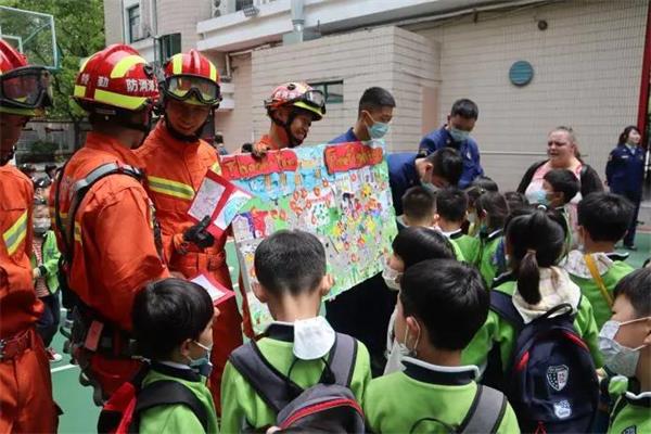 上海常青藤学校学子致敬逆行英雄消防体验活动！