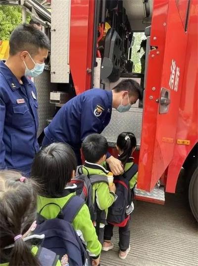 上海常青藤学校学子致敬逆行英雄消防体验活动！