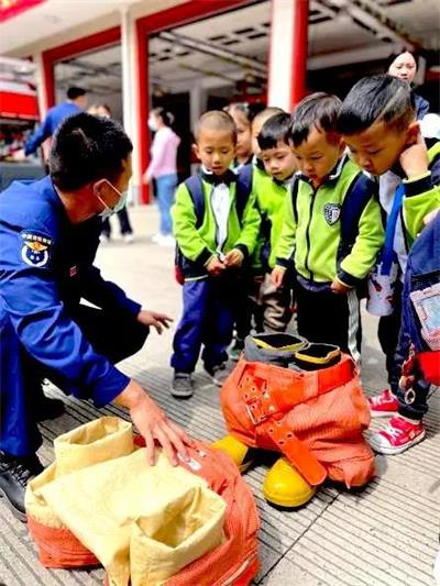 上海常青藤学校学子致敬逆行英雄消防体验活动！