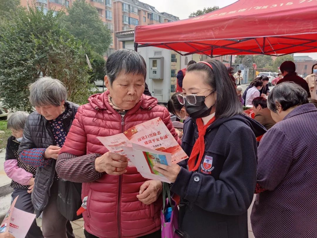 上海帕丁顿双语学校学生学雷锋活动                