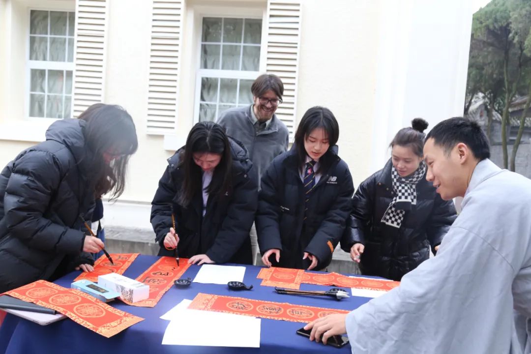 宏文学校中学生如何养成良好的学习习惯，如何正确对待青春期的情绪！                