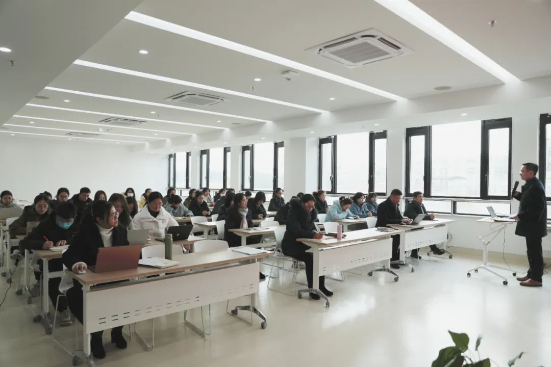 上海世外教育附属浦江外国语学校党支部召开新学期党员大会                