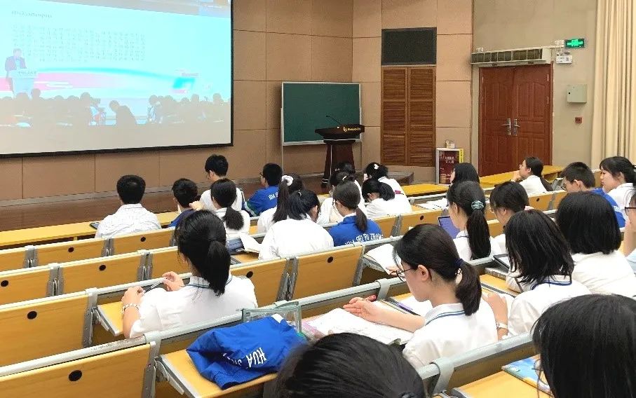 华南师范大学附属中学:臧峰宇教授开启讲座“走进哲学的世界”                