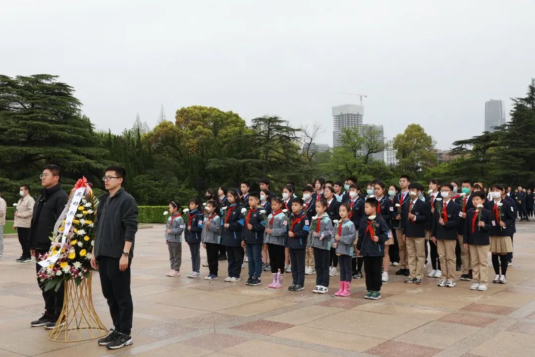 上海民办位育中学:少先队员代表前往龙华烈士陵园开展清明祭扫活动                