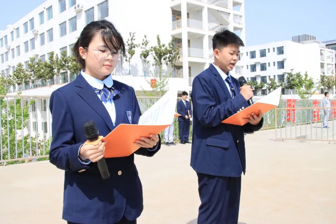 章丘双语学校：书香浸润心灵，阅读点亮人生 ——章丘双语学校高中部主题升旗仪式                